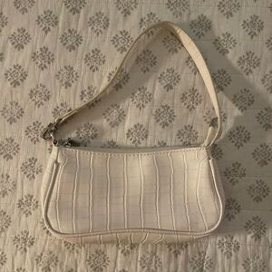 Feast your eyes on this stunning white faux crocodile handbag! 💼✨
